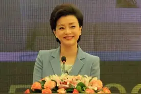 杨澜采访克林顿时，问出一个问题，身旁秘书一直瞪她图片