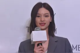 邱天出席活动脸上伤痕明显，称被铁丝网撞到，伤口遍布眼周略吓人图片