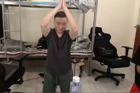 药水哥直播间跪地求饶，看到向佐、向太的回应，死心了：我要没了图片