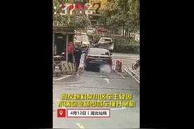 车主疑不满小区物业，竟驾车三撞停车场升降杆！网友：杀敌一百自损一千图片