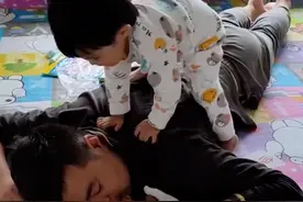 哭笑不得！黑龙江一萌娃爬到爸爸背上尿尿，爸爸不敢动弹默默承受图片