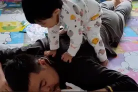 哭笑不得！黑龙江一萌娃爬到爸爸背上尿尿，爸爸不敢动弹默默承受图片