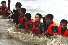 1998年特大洪水，7岁小女孩抱树9小时获救，如今的工作令人敬佩图片