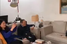 杨振宁携小54岁妻子低调庆百岁！甜蜜相伴惹人羡，翁帆举止贴心图片