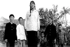 世界第一女巨人曾金莲：14岁高过姚明！18岁猝死，遗体至今未下葬图片