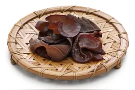 泡发木耳，用冷水还是热水？牢记3个小妙招，木耳软嫩好吃图片