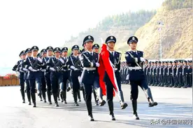 甘肃省公安机关庆祝中华人民共和国成立72周年升国旗暨中国人民警察警礼服列装仪式隆重举行图片