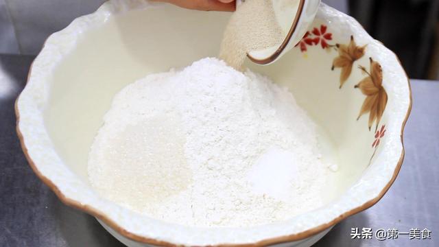 面点师在家做烤面包，配料比例详细，做法简单易学，想做失败都难