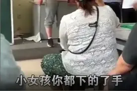 山东一小学女体育老师抽打全班学生，家长：棍子打断三根！目前教育局警方已介入图片