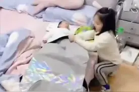 最“不省心”姐姐火了，把弟弟打包给同学玩，妈妈看见后凌乱了图片