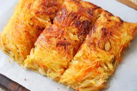 不用和面的懒人早餐，3个土豆就搞定了，好吃还拉丝图片