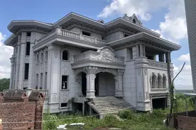 福建烂尾别墅，造价值一套房，无奈给草住图片