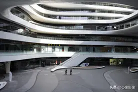 实拍北京银河SOHO，不见往日网红打卡地的风采，星巴克只能一人食图片