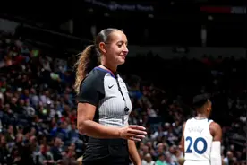 30岁成为NBA裁判！被东契奇和霍华德强撩！她的成长足够励志图片