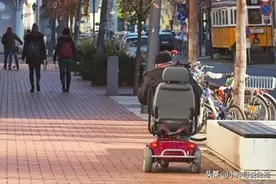 老人用电动轮椅能上路吗？5个标准判断轮椅是否安全图片