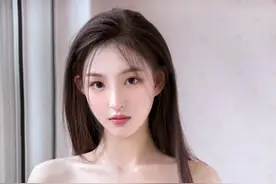 在公交车上就盯着一个短裙美女看了几眼，就被她打了几巴掌图片