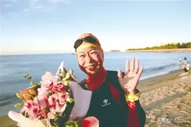温州女泳士首次横渡琼州海峡图片