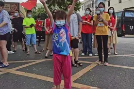 感恩！感谢！深圳市民自发欢送，医护人员感动落泪：值得图片