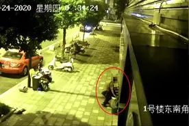 为博佳人一笑！75岁大爷凌晨采花，结果“借花献佛”不成，却等来了警察图片