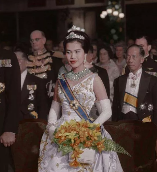 泰国最美王妃：婆婆不给王冠她戴发卡更惊艳，当嫂子还得跪小姑子