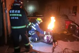 福建一煤气罐着火 消防员抱走“火罐”化险为夷图片