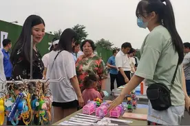 汝州数字化夜市新添扶贫摊位，有摊主一晚卖鞋50多双图片