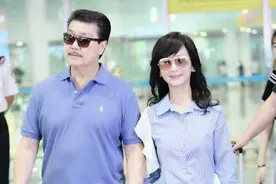 赵雅芝的上衣要逼死强迫症，一把年纪还这么穿，穿出十足少女感图片