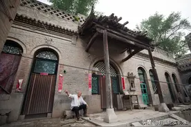 山西7旬大爷用花椒木做拐杖，他说木头上有“龙鳞”，看啥情况图片