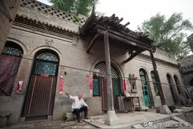 山西7旬大爷用花椒木做拐杖，他说木头上有“龙鳞”，看啥情况图片
