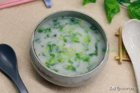 进入冬天，吃萝卜白菜都不如吃芋头，加菜叶煮成汤，拌饭太香了图片