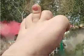 闺蜜用脚丫子，吓跑了好几个相亲对象图片