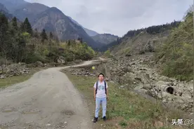 都江堰龙池森林公园徒步登山，河谷戏水美女摔得直挺在地上图片