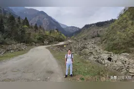 都江堰龙池森林公园徒步登山，河谷戏水美女摔得直挺在地上图片