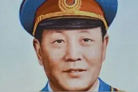 1964年授衔后，他担任万岁军的军长，儿子更厉害，军衔比父亲还高图片