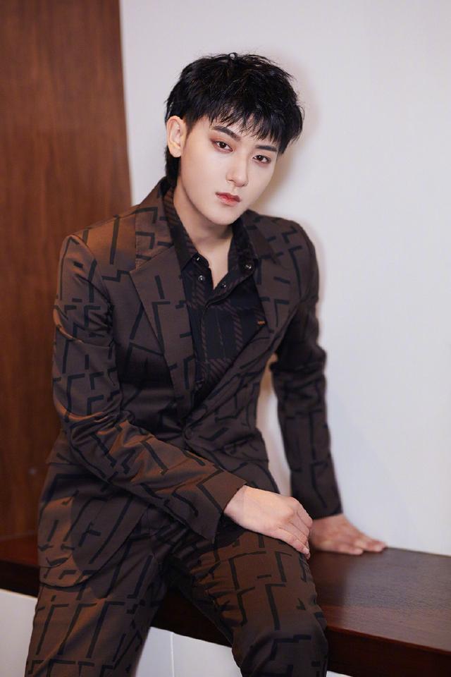 黄子韬这发型太帅了!不连接层次搭碎刘海a爆,咖色西装精致沉稳