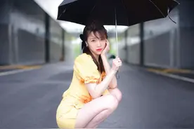 江苏电视台长腿美女主持人张纯烨图片