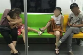 地铁上，姐弟俩的“坐姿”走红网络，网友：父母是孩子的缩影图片
