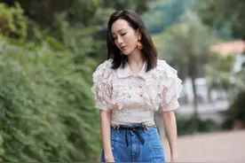 王鸥泡泡袖上衣搭喇叭牛仔裤，摩登且复古，真是太美了图片