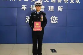 资阳交警张鹏：他的眼睛在说话图片