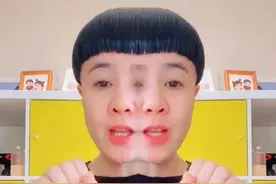 54岁金龟子刘纯燕不见老，锅盖头成标志，21岁女儿逆袭成女神图片