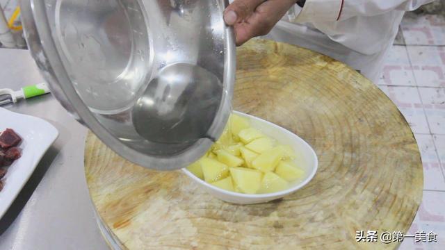 厨师长教你土豆烧牛肉的正宗做法，牛肉软烂有窍门，地道家常硬菜