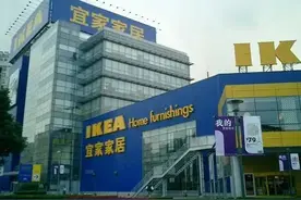 女子在宜家试坐楼梯凳摔得人仰马翻，双方闹到法庭，法院判了图片