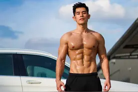 让杠铃成为你的脂肪榨汁机，5个全身动作暴汗燃脂瘦图片