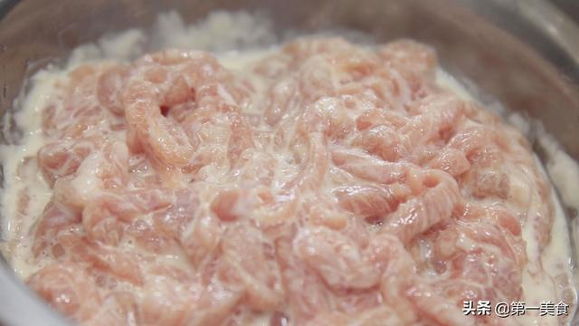 大厨教你水作牛肉丝的家常做法，食材简单，香辣可口，好吃又下饭