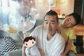 陈小春跟足传统为儿子庆祝满月，自曝因幼时顽皮，被父亲铐上脚链图片