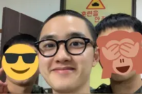EXO都暻秀近况照公开 状态超好 人缘也超好！等你退伍~八周年快乐图片