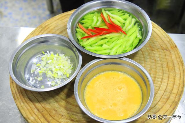 芹菜这样炒，虽是素菜，吃起来比肉还香，成本只要几块钱