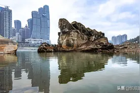 千年神龟露面. 惊现奇观异景.朝天门前车水马龙争睹渝中碣石遗篇图片