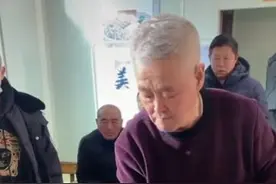 63岁赵本山亲自为剧组做饭？环境简陋捡剩菜，手抖还把酱油打翻图片