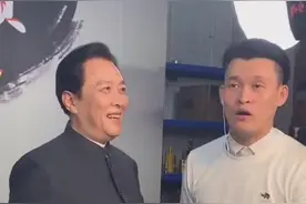 68岁唐国强直播带货，与赵本山爱徒一起卖酒，被指责不爱惜羽毛图片